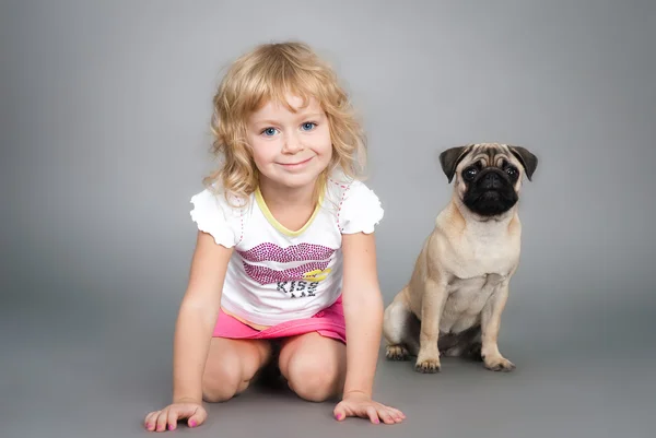 Küçük kız köpekle oynamayı — Stok fotoğraf
