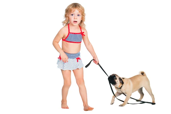 Schattig krullend meisje lopen met een hond — Stockfoto