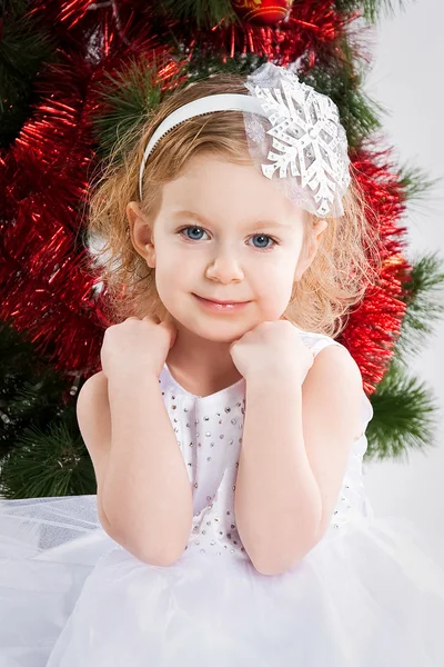 Cariño niña pidiendo un deseo en Navidad — Foto de Stock