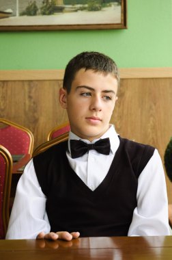 kızgın genç çocuk bir kafede kız bekliyorum