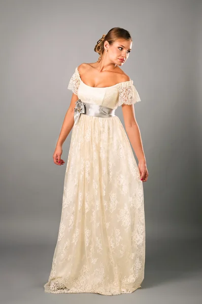Schöne Braut trägt Brautkleid im Atelier — Stockfoto