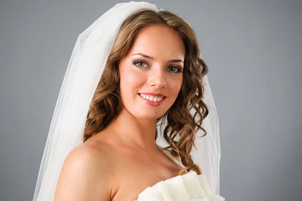 Glückliche Braut in traditionellem Outfit — Stockfoto
