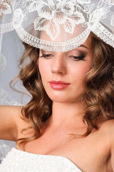 Porträt der schönen Braut unter einem Schleier auf neutralem Hintergrund im Studio — Stockfoto
