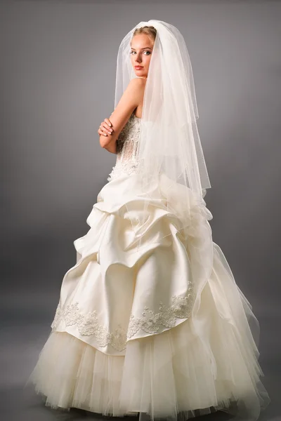 Attraente giovane sposa sotto il velo in studio — Foto Stock