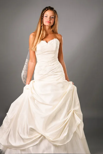 Pięknej narzeczonej na sobie suknię ślubną w studio — Zdjęcie stockowe