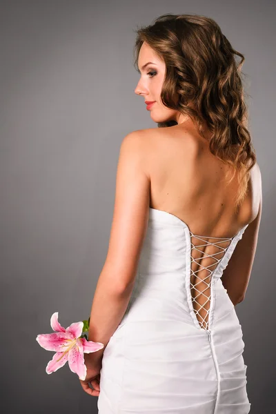 Retrato de hermosa novia sosteniendo la flor — Foto de Stock