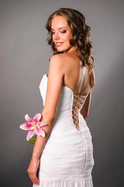 Retrato de hermosa novia sosteniendo la flor — Foto de Stock