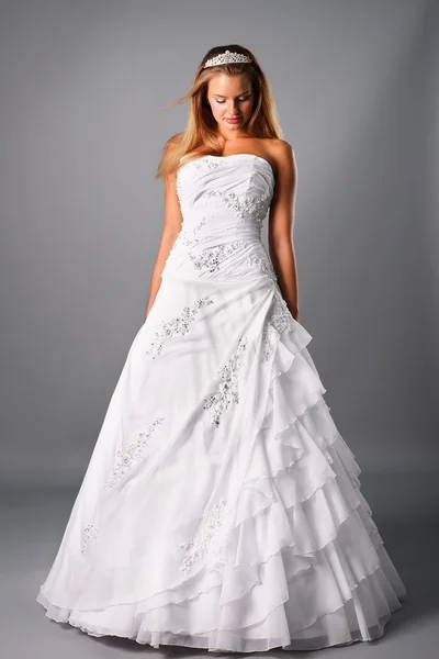 Pięknej narzeczonej na sobie suknię ślubną w studio — Zdjęcie stockowe