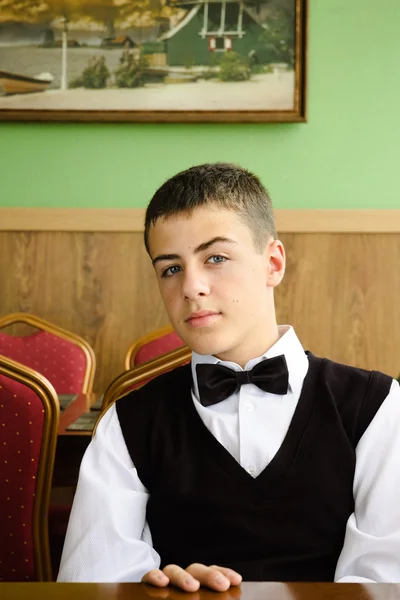 Un adolescente esperando amigos en el restaurante —  Fotos de Stock