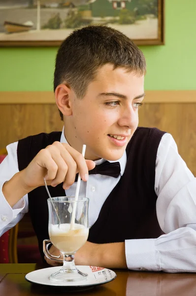 カフェでコーヒーを楽しむ 10 代の少年 — ストック写真