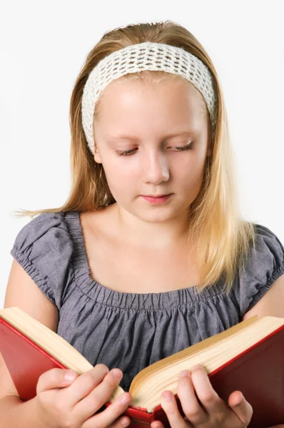 Uma adolescente estudante lendo um livro isolado no backgro branco — Fotografia de Stock