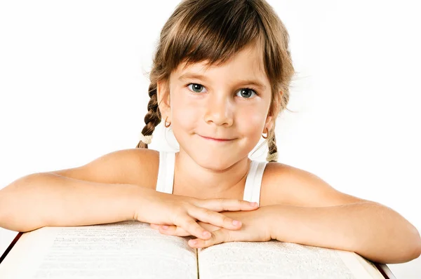 Büyük bir kitap üzerine beyaz izole zeki öğrenci kızla — Stok fotoğraf
