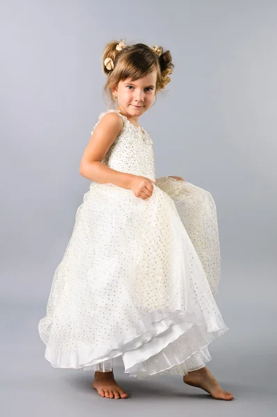 Aranyos kis prom lány visel ruhát settenkedik — Stock Fotó