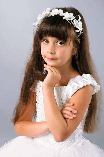 Carino ritratto di bambina in primo piano in studio — Foto Stock