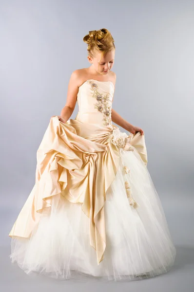 Tiener meisje een prom jurk dragen in studio — Stockfoto