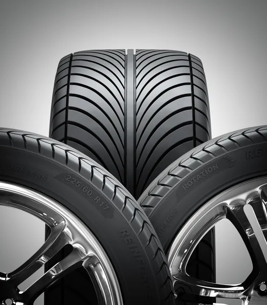 Chromovaná kola s pneumatikami — Stock fotografie