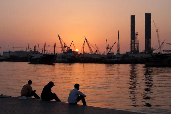 Працівники відпочинок в порту Шарджі. — стокове фото