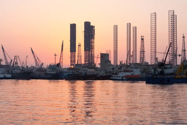 Petrol kuyularında günbatımı, sharjah, Birleşik Arap Emirlikleri