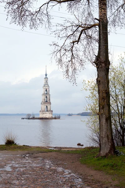 Översvämmade belltower i kalyazin — Stockfoto