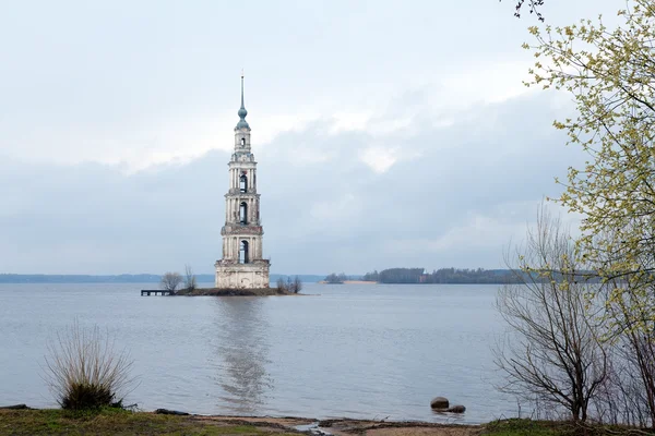 Översvämmade belltower i kalyazin — Stockfoto