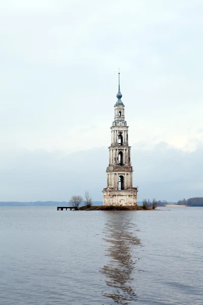 Überfluteter Glockenturm in Kaljasin — Stockfoto