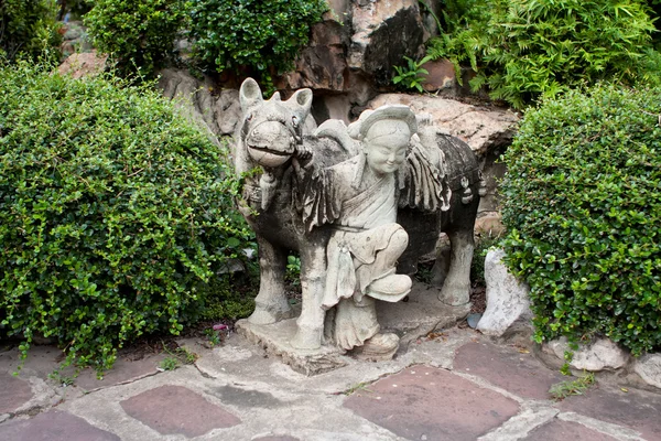 Каменная статуя в Ват По — стоковое фото