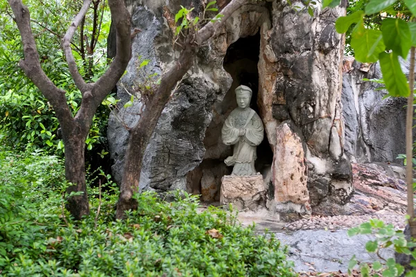 Каменная статуя в Ват По — стоковое фото