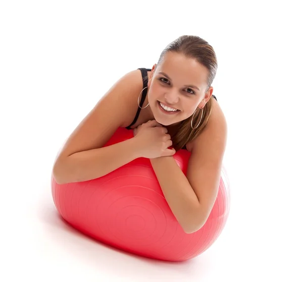 Menina inclinada na bola de exercício — Fotografia de Stock