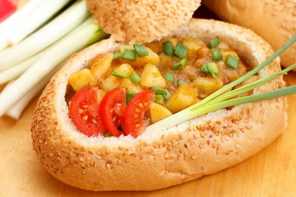Goulash dalam mangkuk roti — Stok Foto
