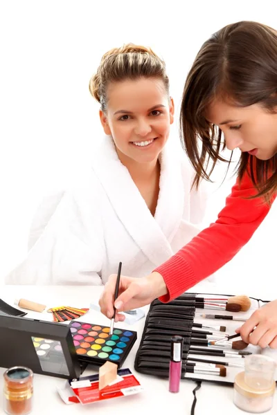 Cosmetician fazendo maquiagem — Fotografia de Stock