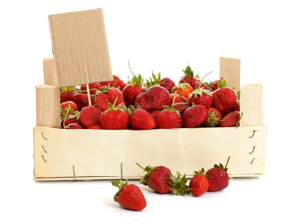 나무 상자에 들어 있는 딸기 — 스톡 사진