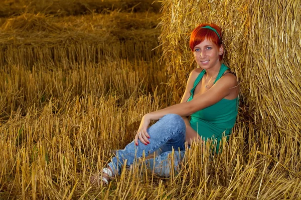 Jonge vrouw in tarweveld — Stockfoto