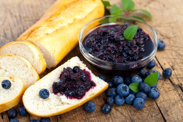 蓝莓果酱的面包 — 图库照片