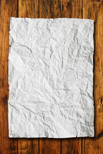 Ahşap zemin üzerinde beyaz buruşuk kağıt — Stok fotoğraf
