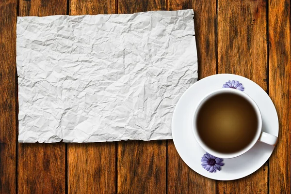 Verfrommeld papier met koffie op hout achtergrond — Stockfoto
