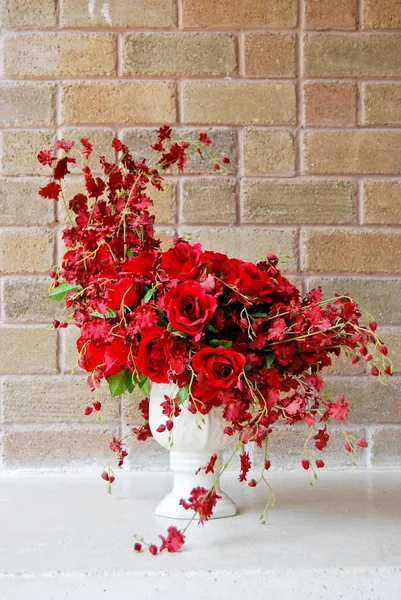 Beautiful red roses bunch in white vase — Stock Photo, Image