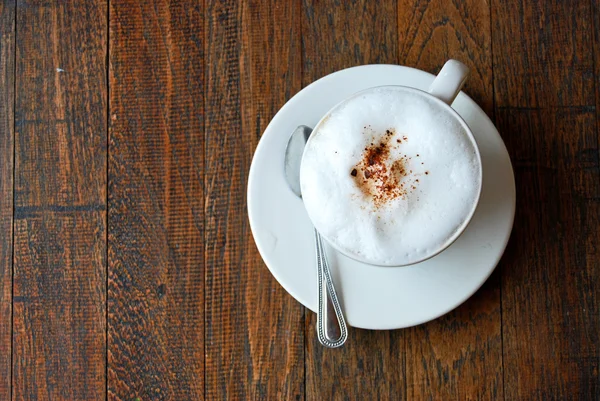 Cangkir kopi dengan latar belakang kayu — Stok Foto