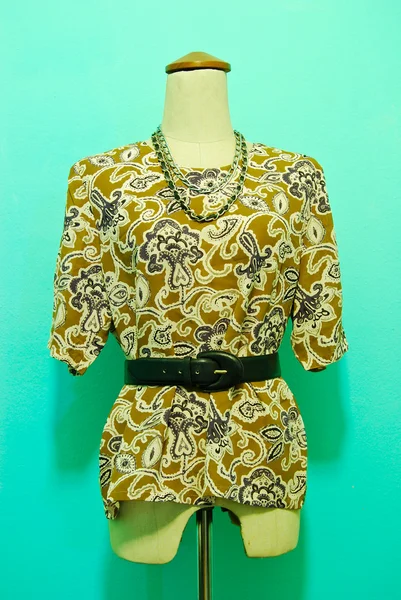Blusa de mulher estilo vintage no fundo verde — Fotografia de Stock