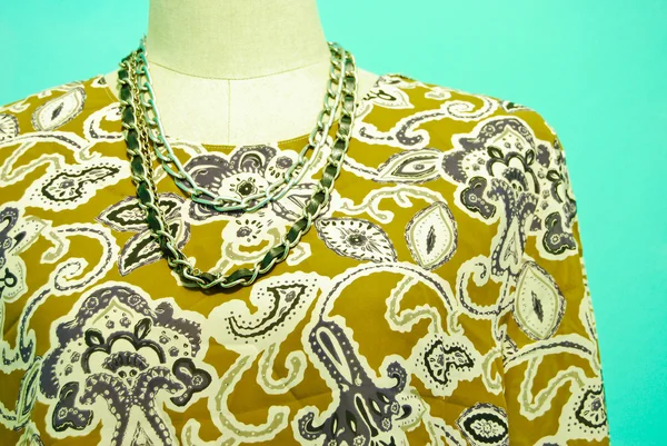 Vintage tarzı kadın bluzu yeşil zemin üzerine — Stok fotoğraf