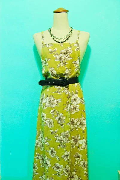 Vestido de mulher estilo vintage no fundo verde — Fotografia de Stock
