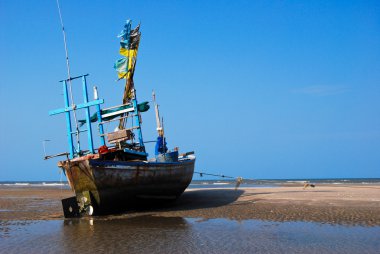 balıkçı tekne deniz kıyısında