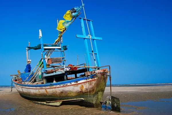 Visser boot op de kust — Stockfoto