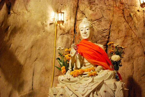 洞窟の中の仏のイメージ — ストック写真