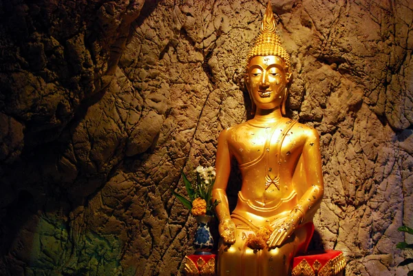 Kép a buddha, a barlangban — Stock Fotó