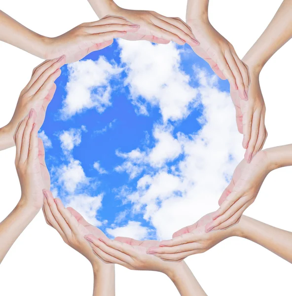 Händer som bildar en cirkel form på blå himmel — Stockfoto