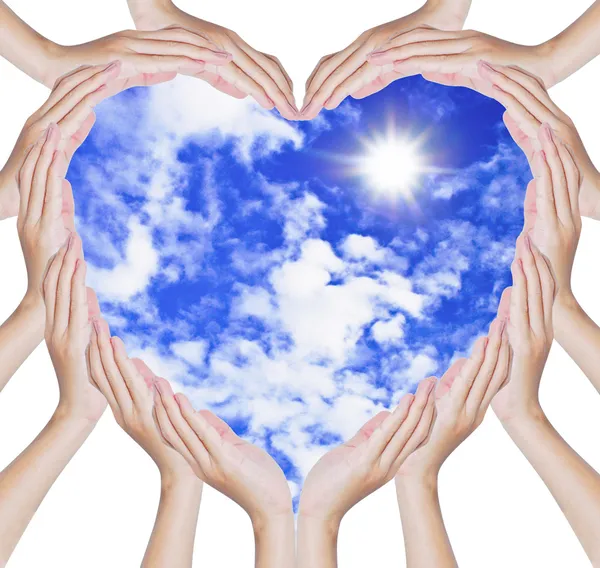 Руки образуют сердце на голубом небе. — стоковое фото
