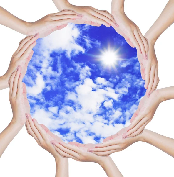 Mãos formando uma forma de círculo no céu azul — Fotografia de Stock