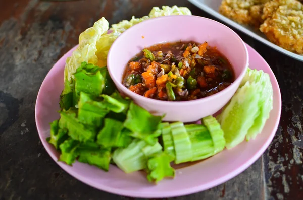 Gaya Thailand mencelupkan saus pedas dan sayuran — Stok Foto