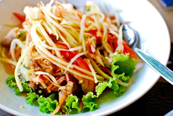 Thajském stylu jídlo, kořeněný papájový salát — Stock fotografie