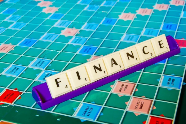 Financiën brief op het bordspel blad — Stockfoto